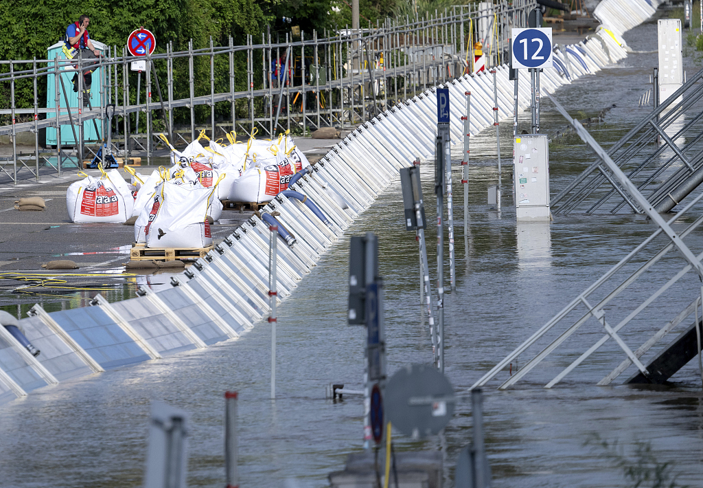 Flood waters are continuing to rise in parts of southern Germany, and are now spreading down the Danube to Austria and Hungary.