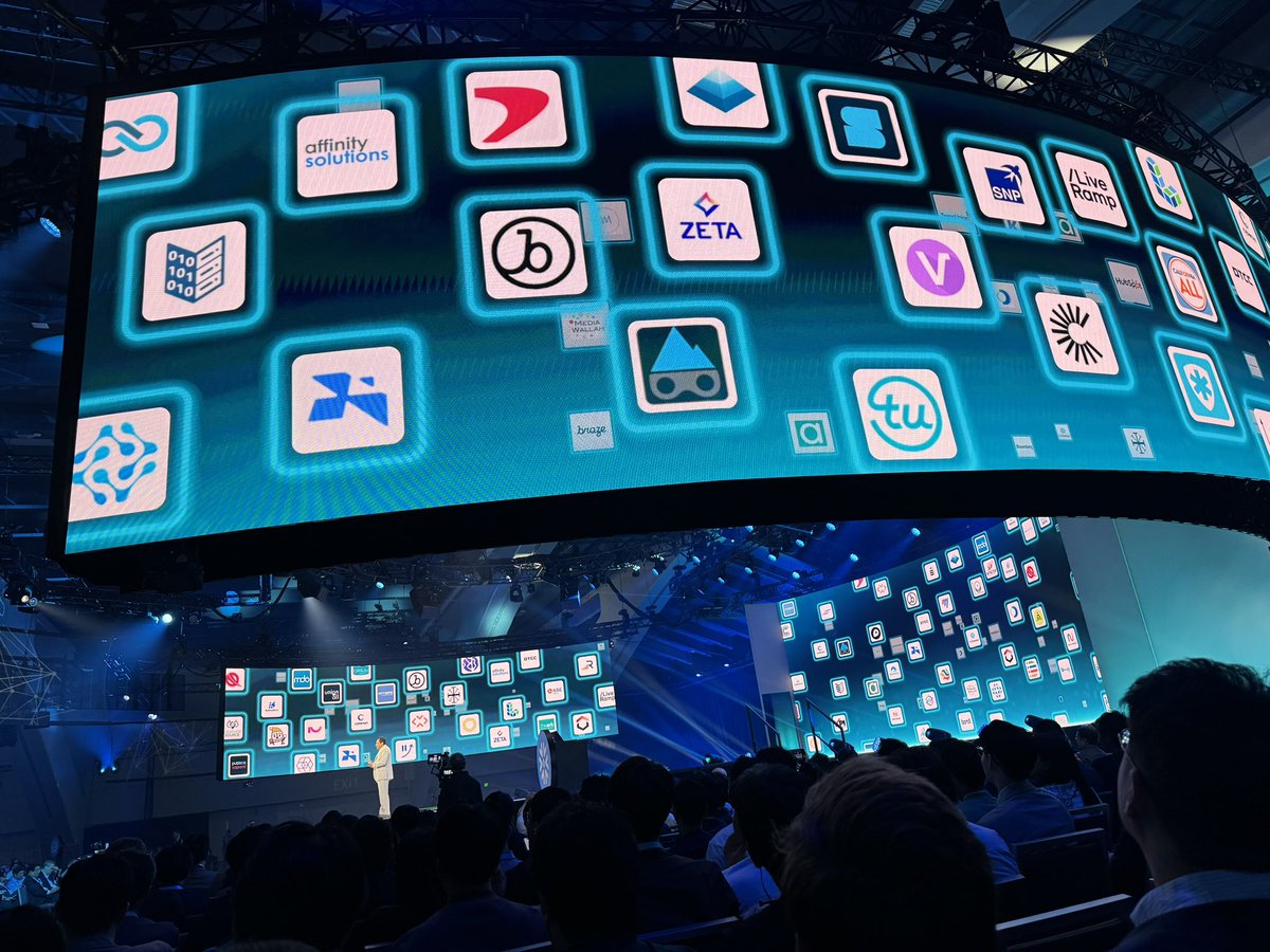 kkkida_twtr's tweet image. 我らが前田さん @rakudeji のRAKUDEJIロゴが！！！！！
#DataCloudSummit #SnowflakeDB