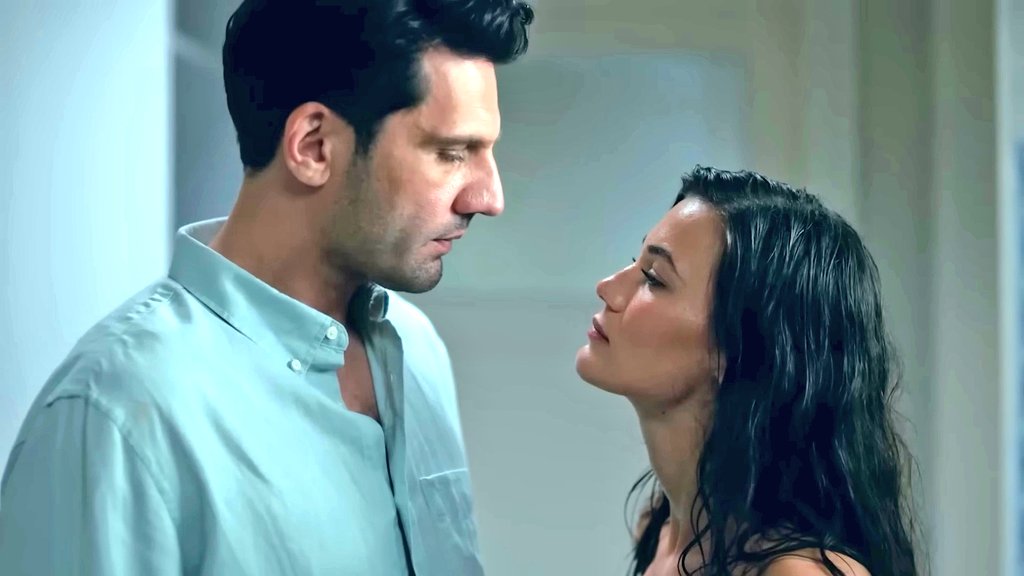 pinkaandenizurg's tweet image. no matter the universe, they always gonna be hypnotized by the other 🔥