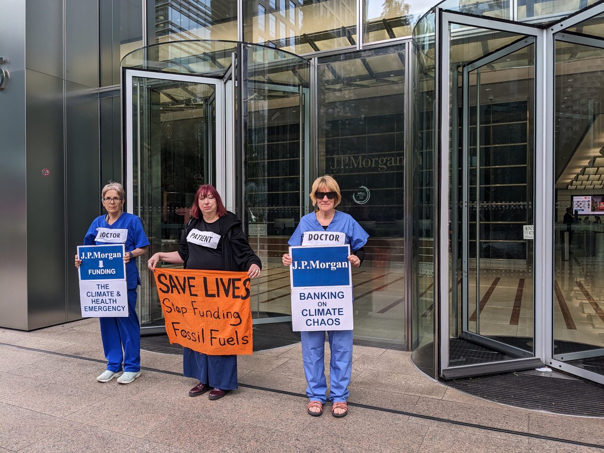 DoctorsXr's tweet photo. Health professionals and patients gather outside @jpmorgan again today to demand they stop banking on climate chaos by funding fossil fuels.

The climate crisis is a health crisis. https://t.co/31yaae8i1r