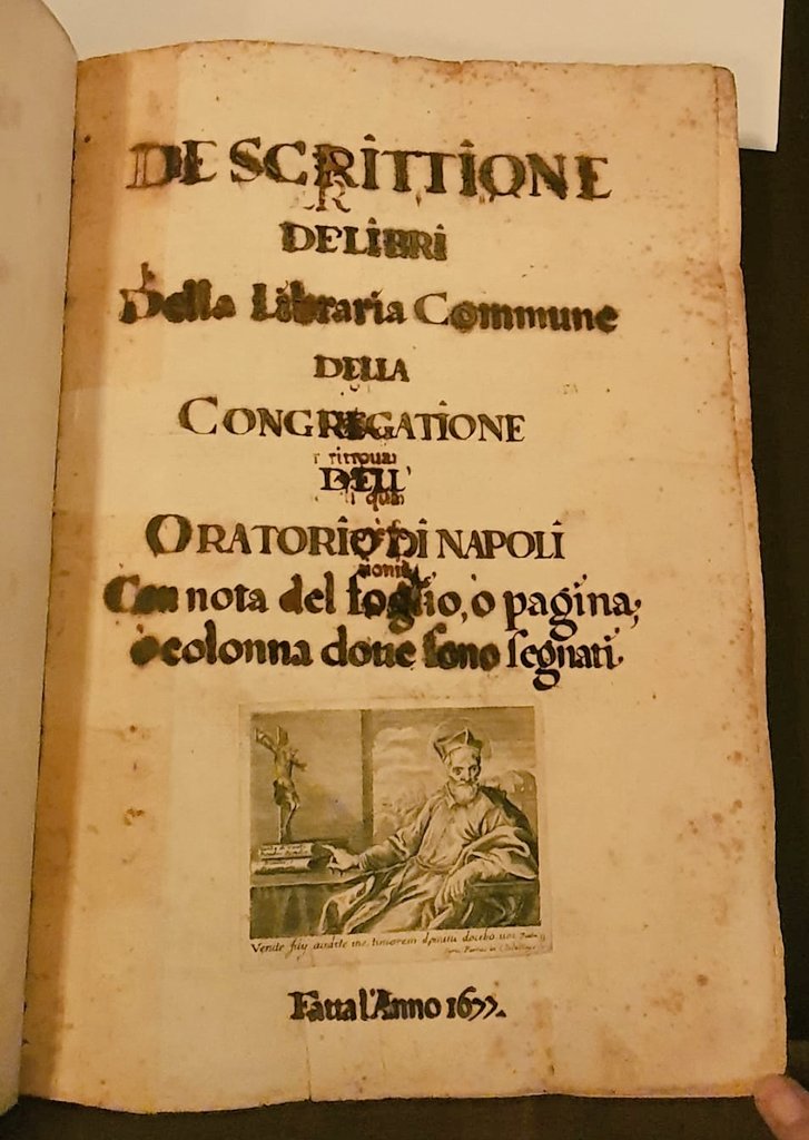 bcm_girolamini's tweet photo. Oggi è stato divertente giocare con l''#IntelligenzaArtificialeMW, ma ricordiamo che la #tecnologia in generale è sempre di grande aiuto: ecco per voi le minuscole lettere incise sul frontespizio dell'antico catalogo dei #Girolamini decifrate grazie al #microscopio #digitale🔬😊 https://t.co/nbhuBTSh9u