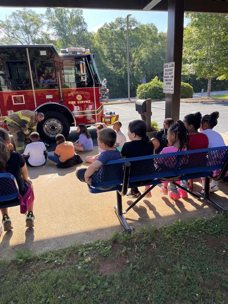 gilbert_annette's tweet photo. Another STEAM packed day @HeardMixon ASAP summer camp: 🔥 safety and boat design….whewww 😎🤩🤩 https://t.co/9vphjY5ZfX