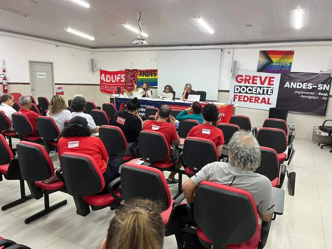 Adufs's tweet photo. 📢🚩 62º Encontro da Regional Nordeste III

O diretor da Adufs e professor da UEFS, Antônio Rosevaldo Ferreira, e professora Marilene Lopes, 2º secretária da Regional Nordeste 3, participaram do Encontro. https://t.co/K3Du6DU0tW