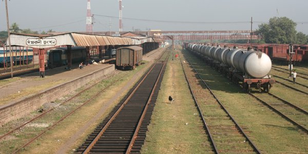 ঈশ্বরদীর পাকশীতে তৃতীয় শ্রেণীর এক নেতার কর্মকান্ডে প্রধানমন্ত্রীর স্মার্ট রেলওয়ে বিনির্মাণ কাজ বাধাগ্রস্থ
