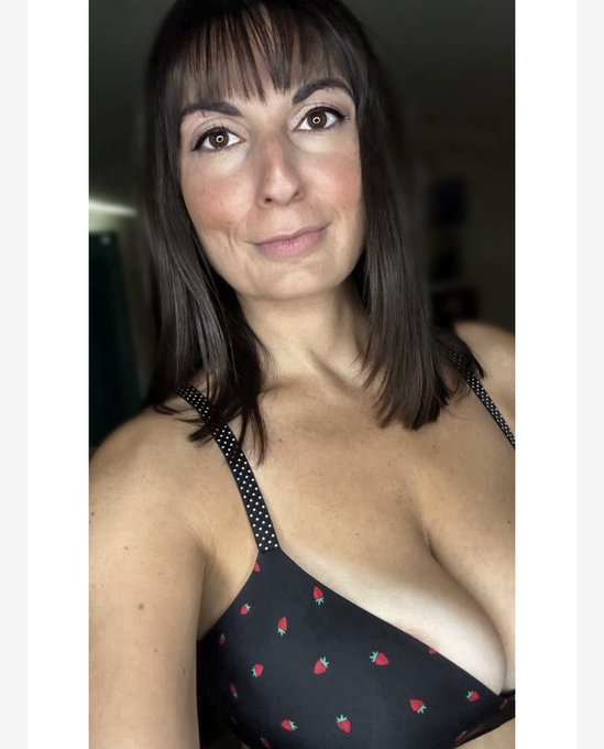 Did you know strawberries contain more Vitamin C than oranges? I found out this morning when I was googling<a href="/tag/victoriassecret"class="tags"><span>#victoriassecret</span></a><a href="/tag/support"class="tags"><span>#support</span></a><a href="/tag/orange"class="tags"><span>#orange</span></a><a href="/tag/strawberry"class="tags"><span>#strawberry</span></a>