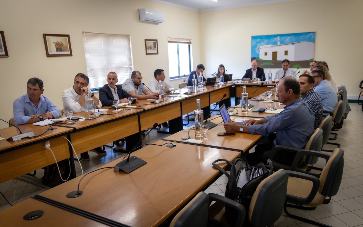 agricultura_pt's tweet photo. O Ministro da Agricultura e Pescas reuniu com a Comissão para a Sustentabilidade Hidroagrícola do Algarve para discutir o alívio das restrições na água, os investimentos necessários, a necessidade da agricultura ter uma tratamento justo.

#agricultura https://t.co/gYnzxi3iAI