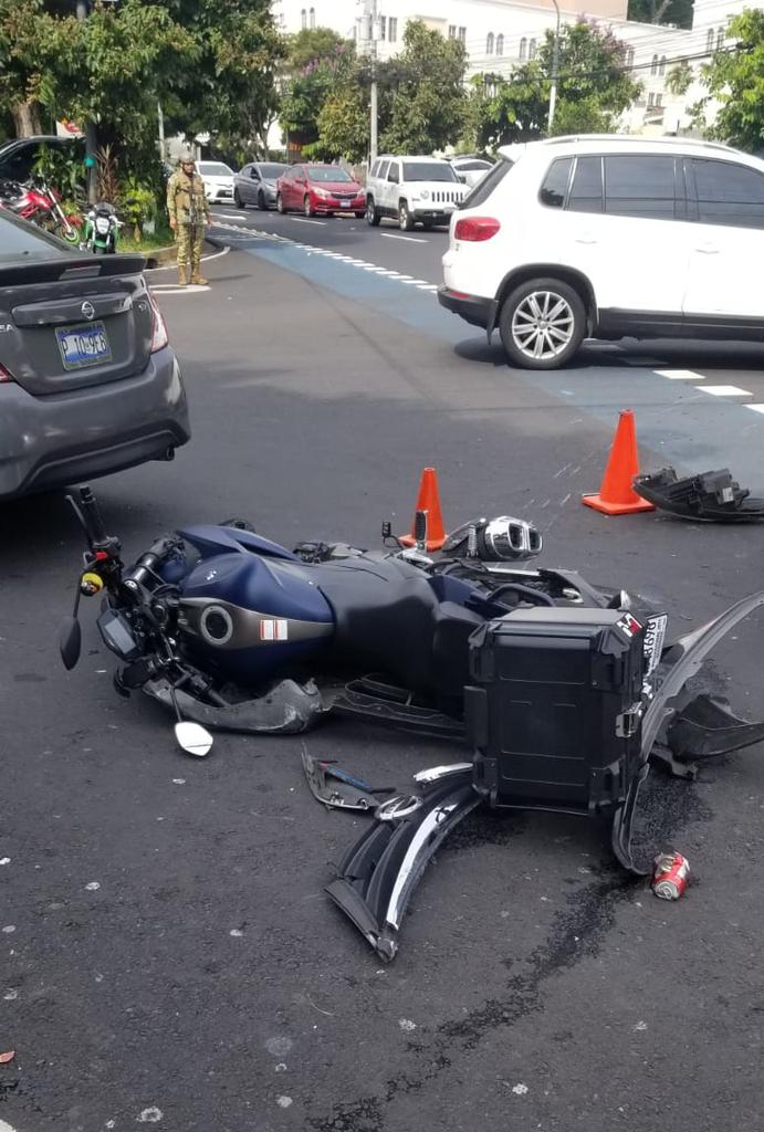Nuestros soldados auxiliaron a motociclista víctima de accidente de tránsito en boulevar El Hipódromo, colonia San Benito, San Salvador Centro. Fue trasladado hacia un centro asistencial.

Siempre atentos al servicio de la población.