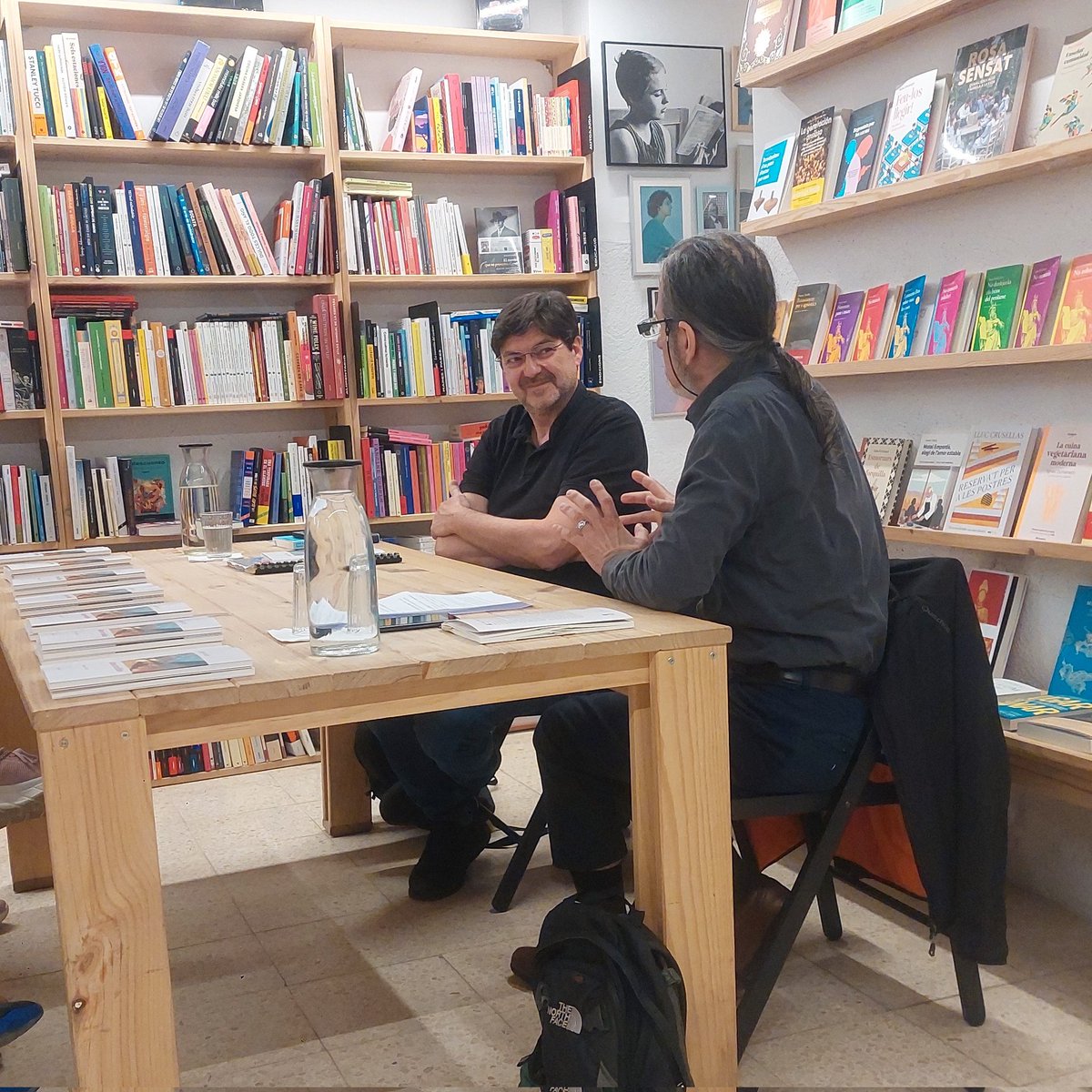 nuria_armengol's tweet photo. Ara a la @llibreria_FandW en @JordiSolColl2 presenta el nou poemari de @JaumeHuch de @edicionsalbi : poesia per la poesia dels War Poets. Interessantíssim. https://t.co/TNbbstgS18