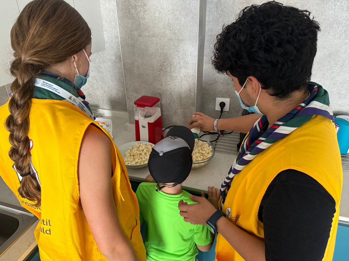 CasaRonaldSev's tweet photo. Contar con empresas solidarias que nos ayudan a equipar nuestros espacios mola mucho @JOCCA_es 

Hoy toca tarde de cine y palomitas con Diego y Claudia, #voluntarios de la Casa🎬🍿

#unhogarfueradelhogar
#donaciones https://t.co/28QdjyIAHS