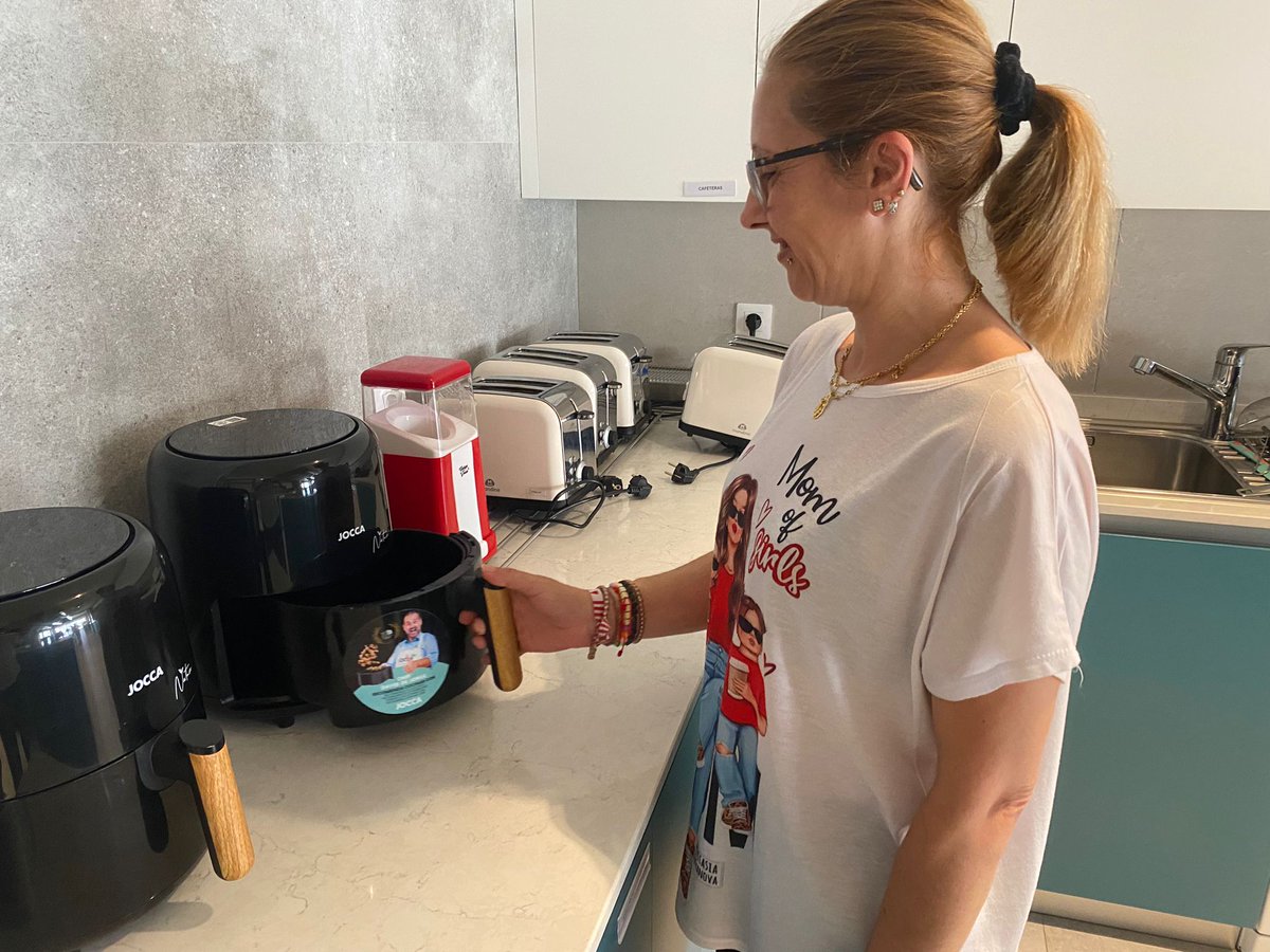 Contar con empresas solidarias que nos ayudan a equipar nuestros espacios mola mucho <a href="/JOCCA_es/">JOCCA</a> 

Hoy toca tarde de cine y palomitas con Diego y Claudia, #voluntarios de la Casa🎬🍿

#unhogarfueradelhogar
#donaciones