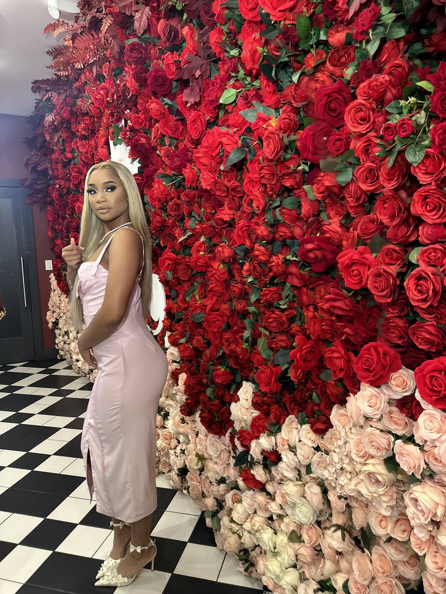 laaureenp's tweet photo. It only gets better…Ms. 22!🎀 #June4th https://t.co/fMz0gmu4Te