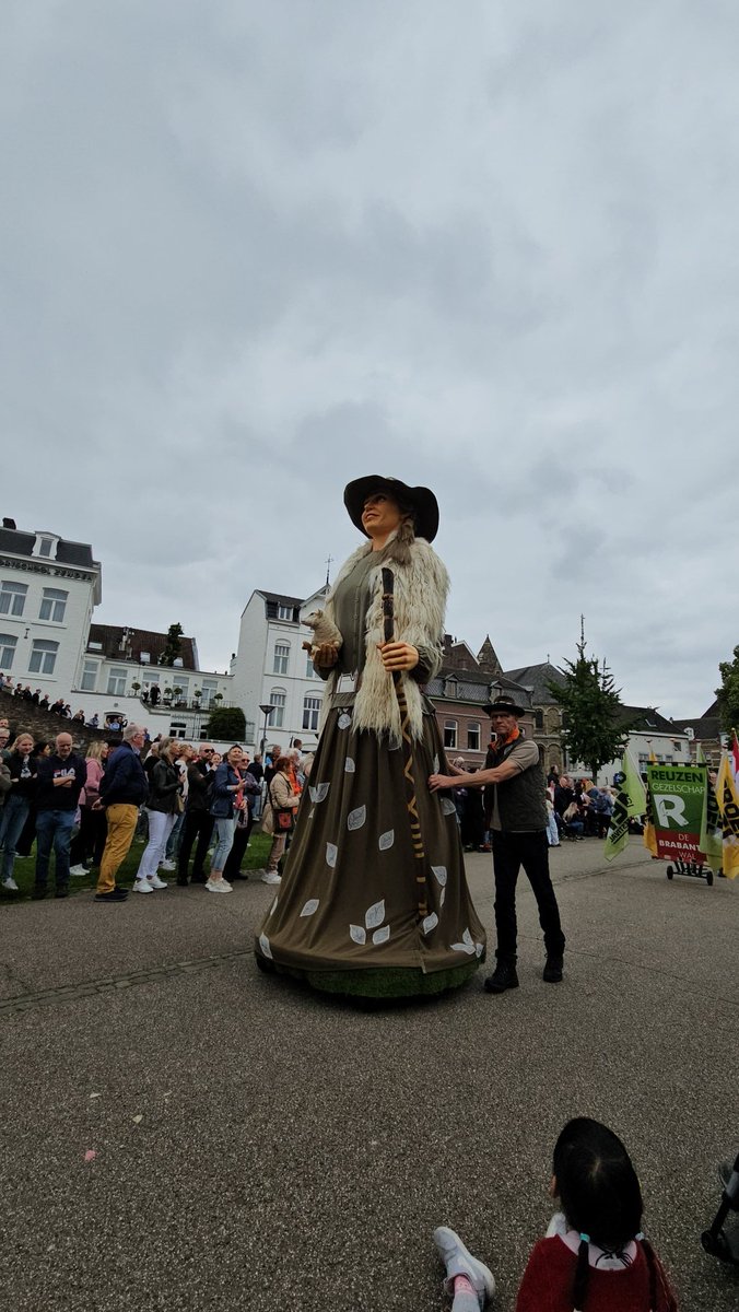 SurjaniG's tweet photo. International Reuzenstoet in #Maastricht https://t.co/OnEshoOTaf