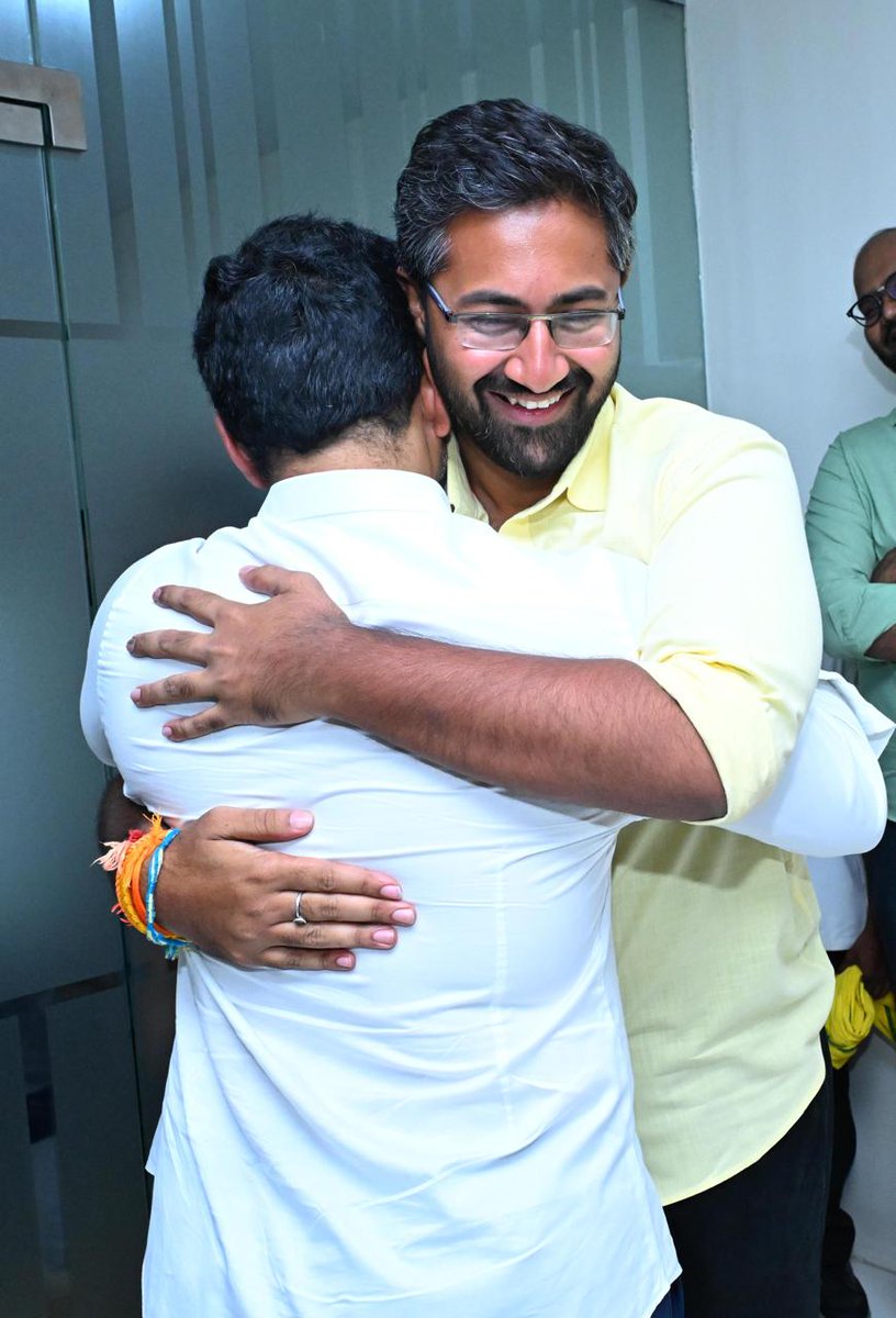 GulteOfficial's tweet image. THE VICTORY HUG..!!

#NaraLokesh and #SriBharat 

#ApElections2024 #TDP