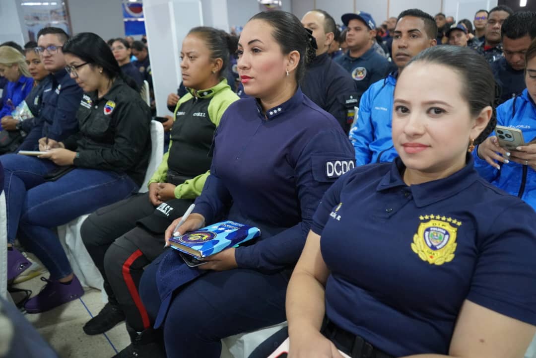 dcdolara's tweet photo. Más de mil hombres y mujeres adscritos al @MijpVzla asisten al Foro de Comunicadores y Comunicadoras por la Paz, en la UNES con la finalidad de seguir adquiriendo experiencia en las redes sociales.

#ComunicaciónPorLaPazyVida
#AfirmativosYPaLante https://t.co/dJCH3hbM7o