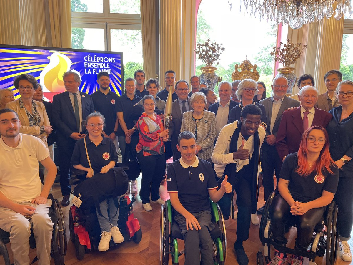pierre_bedier's tweet photo. Les Yvelines sont prêtes à accueillir la Flamme Olympique le 23 juillet et la Flamme Paralympique le 27 août !🔥 Présence à l'Hôtel du Département des porteurs de flamme sélectionnés par @Les_Yvelines et des athlètes de notre dispositif ChampYons 2024. #JOP2024 #Paris2024 https://t.co/0qTRHa9jyf