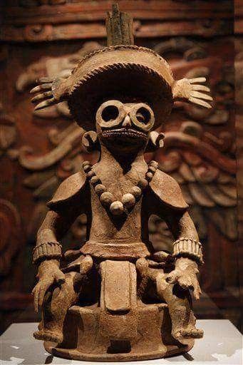 K'INICH YAX K´UK' Mo', Gobernante 1° de Copán.

Conocido como el padre fundador de Copán, K'inich Yax K'uk Mo' o Gran-Sol Primer Quetzal Guacamayo. El altar Q, nos narra la historia de su llegada en el 426 d.c.