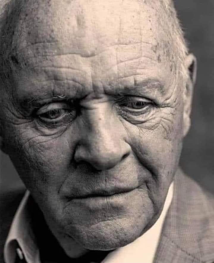 Nous vivons dans un monde où les funérailles sont plus importantes que les défunts, le mariage est plus important que l'amour, l'apparence est plus importante que l'âme.
Nous vivons dans une culture de l'emballage qui méprise le contenu. 

Anthony Hopkins