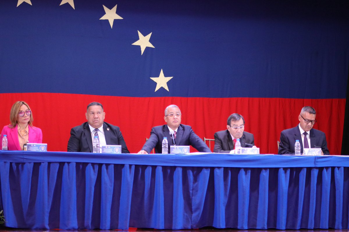 Hoy, estamos recibiendo 382 detectives en Caracas, que vienen a cumplir funciones en nuestras oficinas, a seguir trabajando por la seguridad de nuestro país; jóvenes que hoy cumplen su sueño de pertenecer a esta gran institución.
#ComunicaciónPorLaPazyVida
#AfirmativosYPaLante