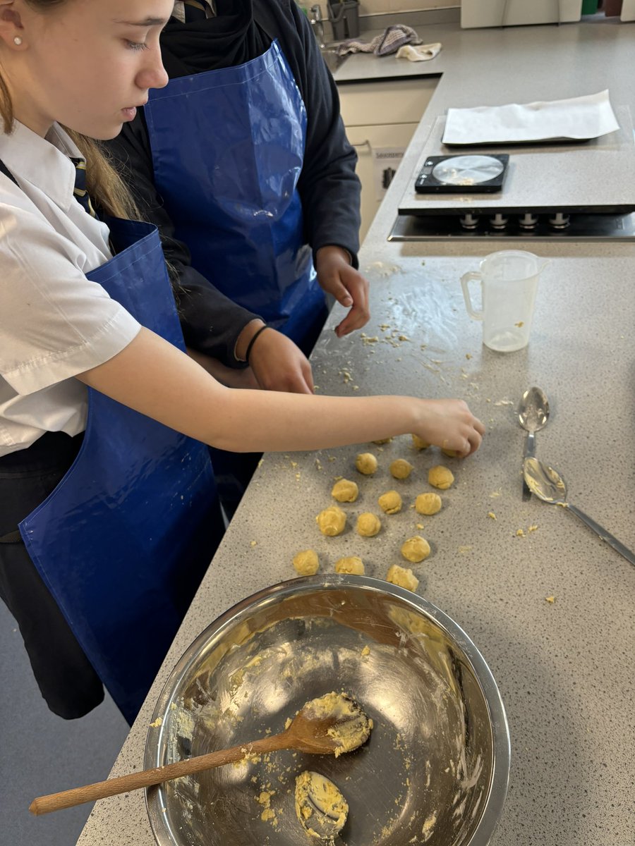 SRA Technology (@sra_technology) on Twitter photo Today was the Year 8 House Bake off, students had to bake a batch of identical shortbread biscuits. Mr. Barry kindly lent a hand to judge the entries. Well done to all who took part! <a href="/SRAHouseSystem/">SRAHouseSystem</a> Today was the Year 8 House Bake off, students had to bake a batch of identical shortbread biscuits. Mr. Barry kindly lent a hand to judge the entries. Well done to all who took part! <a href="/SRAHouseSystem/">SRAHouseSystem</a>