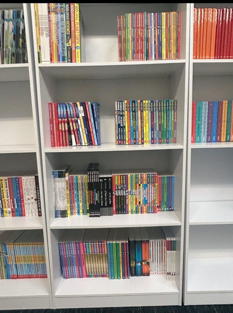FoxfieldsAca's tweet photo. Our new school #library is the perfect place for students to dive into a world of knowledge and imagination!📚
•
#schoollife #books #reading https://t.co/VL41xnkkpO