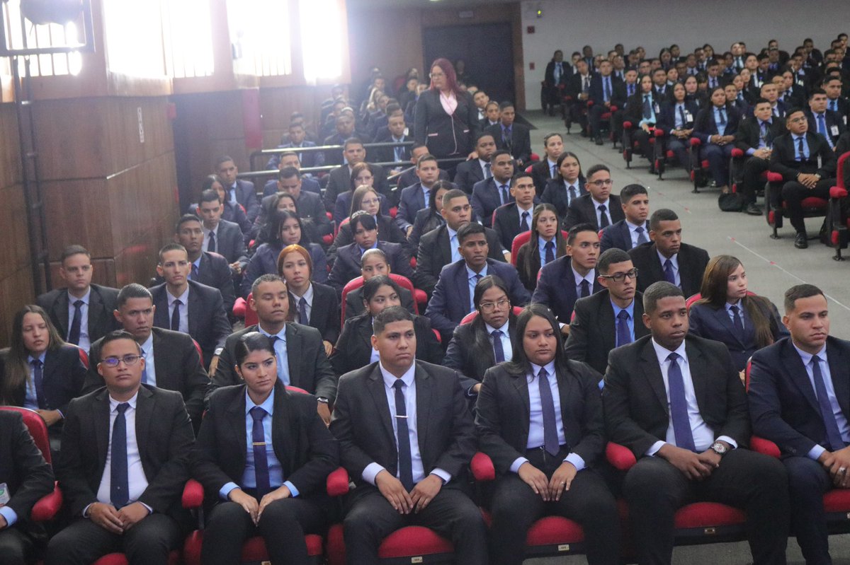 382 hombres y mujeres en Caracas, se unen a las filas de la Policía Científica, a trabajar con mística y profesionalismo en contra de las bandas delictivas que intentan perjudicar la tranquilidad de nuestro país.
#ComunicaciónPorLaPazyVida
#AfirmativosYPaLante