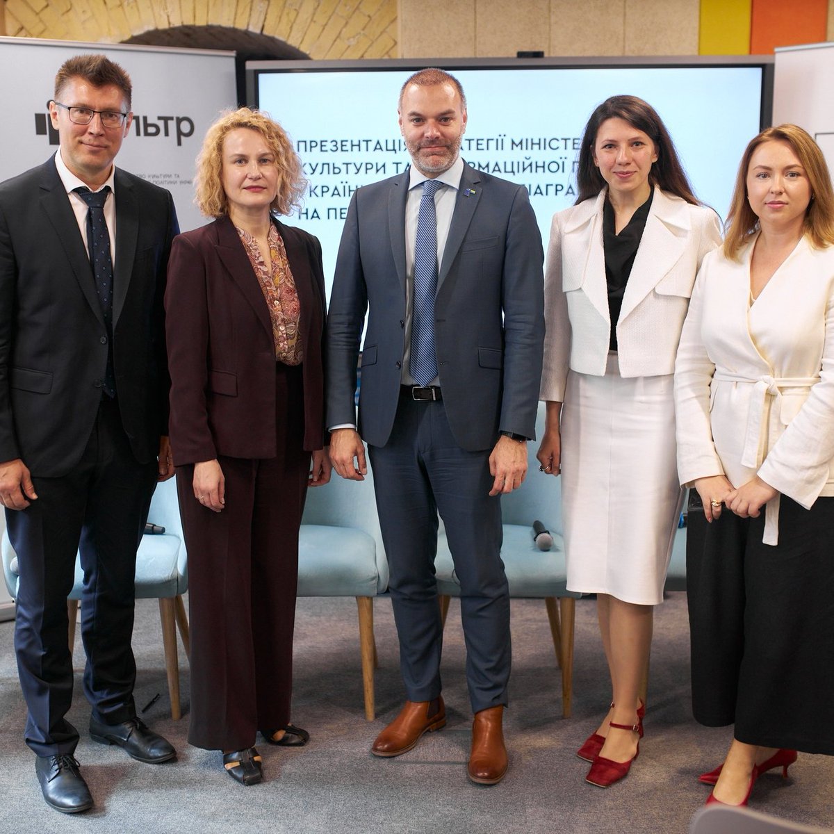 UNDPUkraine's tweet photo. 📄Ministry of Culture and Information Policy of Ukraine @MCIPUkraine has presented its Strategy for media literacy development until 2026, developed with support of @UNDPUkraine &amp; @JPEmbUA to enhance #medialiteracy &amp; tackle disinformation in 🇺🇦. More: https://t.co/YlnCRyDIt0 https://t.co/xD7Qs6VzVg