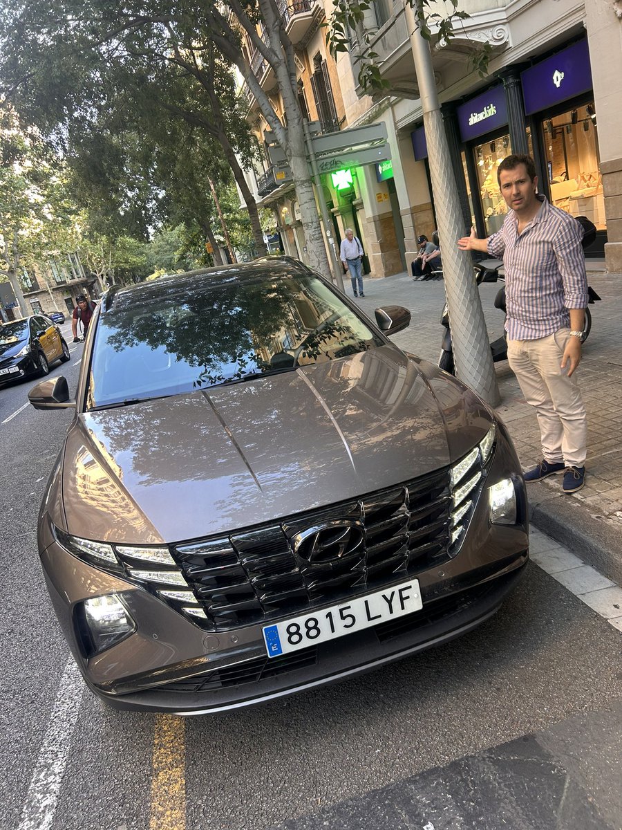 La gente se piensa que los carriles de bicis son para su uso y disfrute personal @mossos @GUBBarcelona le podéis enviar la multa al titular de la matrícula