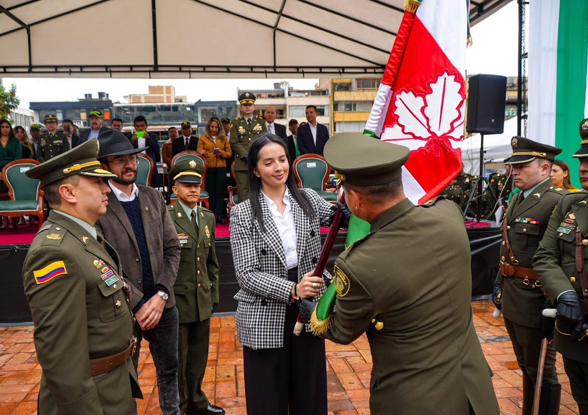 InspeccionGnral's tweet photo. En la ciudad #Duitama el señor Inspector General presidió la ceremonia donde asumió como comandate de @PoliciaBoyaca el señor coronel Fredy Barbosa. 

El desafío para el nuevo comandante es mantener a Boyacá como uno de los lugares más seguros del país. #TrinomioDeLaSeguridad https://t.co/RANcqc1d9J