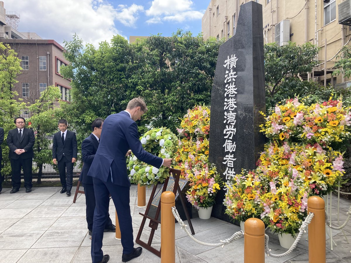 Maersk's tweet photo. 🎉2024 marks 100 years since our first call to Japan, an occasion celebrated with Mitsubishi Logistics Corporation, a partner to #Maersk since 1928. @RobertUggla, our Chairman of the Board, partook in a Floral Tribute Ceremony paying tribute to Yokohama port workers and unions👷🏼 https://t.co/78SZj0webp