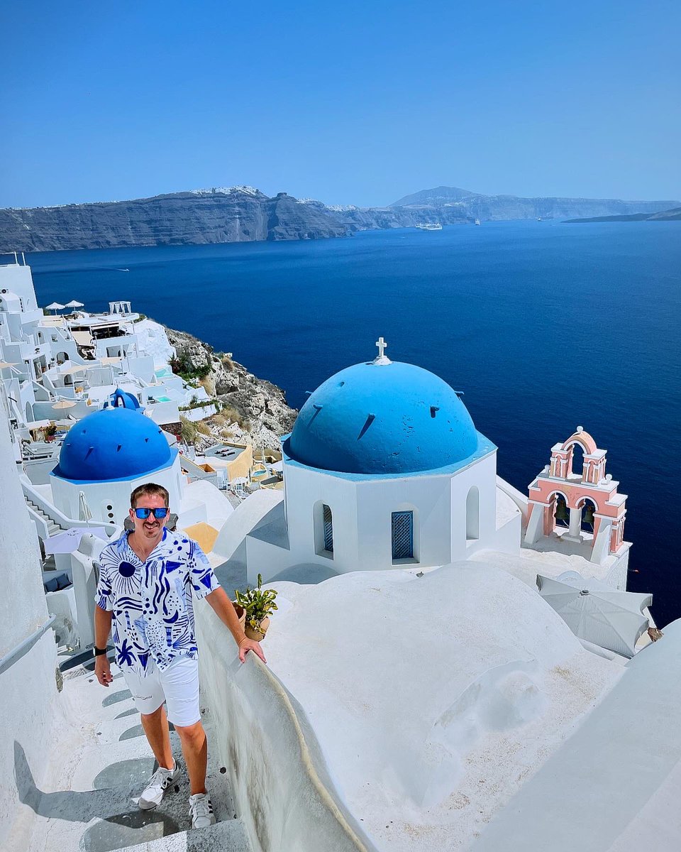 Platanico's tweet photo. “Life is blue and white in Santorini” #Oia #Santorini #IslasGriegas 🏝️🇬🇷🔵⚪️ https://t.co/n4dNZJwOIo
