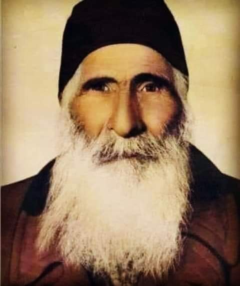 K_TURK_19051919's tweet photo. Erzincanlı Baş Köylü Hasan Efendi bir Alevi dedesi. 
Hacca gidiyor. Hacca gittiğinde insanlar şeytan taşlama zamanında şeytanı taşlarken Baş Köylü 
Hasan Efendi eline bir taşı alıyor ve sinesine 
vurmaya başlıyor. Bunu gören arkadaşları ve yanındakiler soruyorlar; "Hasan Efendi neden kendini taşla dövüyorsun?"
Hasan Efendi; "Oğul senin buradaki şeytanla ne işin var, sen kendi içindeki şeytanı taşla. Kendi nefsini terbiye et özünü pakla"..
Hararet nardadır sacda değildir
Keramet baştadır tacda değildir
Her ne arar isen kendinde ara
Kudüs'te Mekke'de Hac'da değildir
Hünkar Hacı Bektaş-i Veli