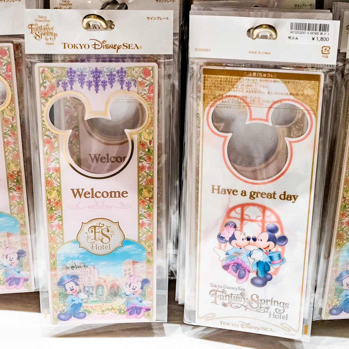 MezzoMikiD's tweet photo. 客室の壁画をモチーフにしたタペストリーも！
東京ディズニーシー・ファンタジースプリングスホテルをテーマにしたグッズ・お土産☆
https://t.co/5VvvY8oksK https://t.co/trU56yrO6y