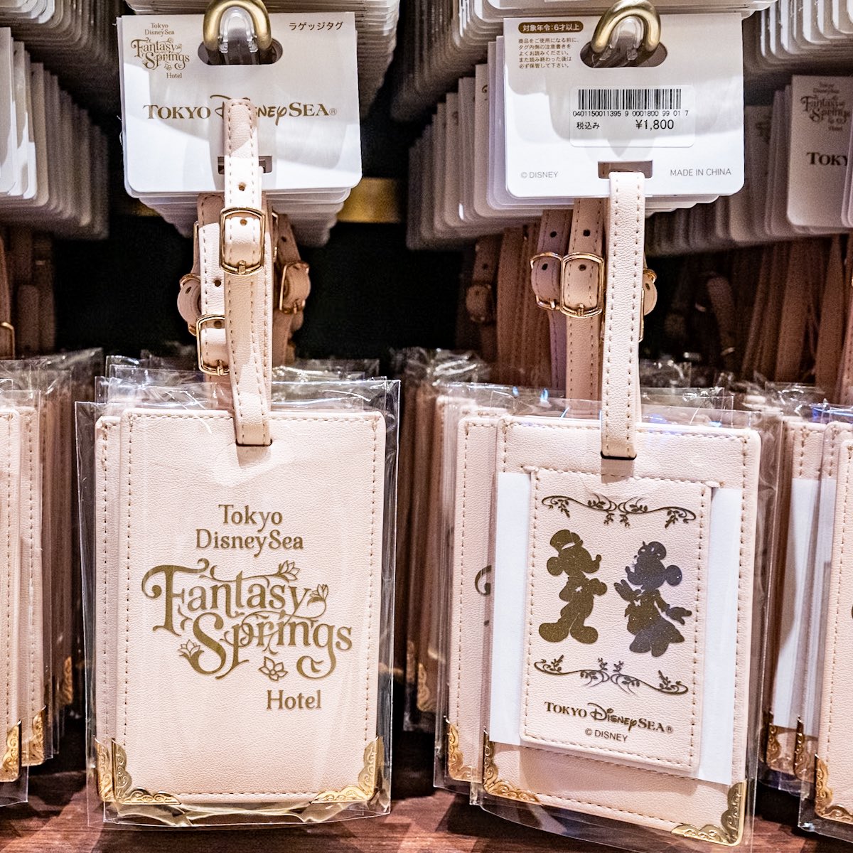 MezzoMikiD's tweet photo. 客室の壁画をモチーフにしたタペストリーも！
東京ディズニーシー・ファンタジースプリングスホテルをテーマにしたグッズ・お土産☆
https://t.co/5VvvY8oksK https://t.co/trU56yrO6y
