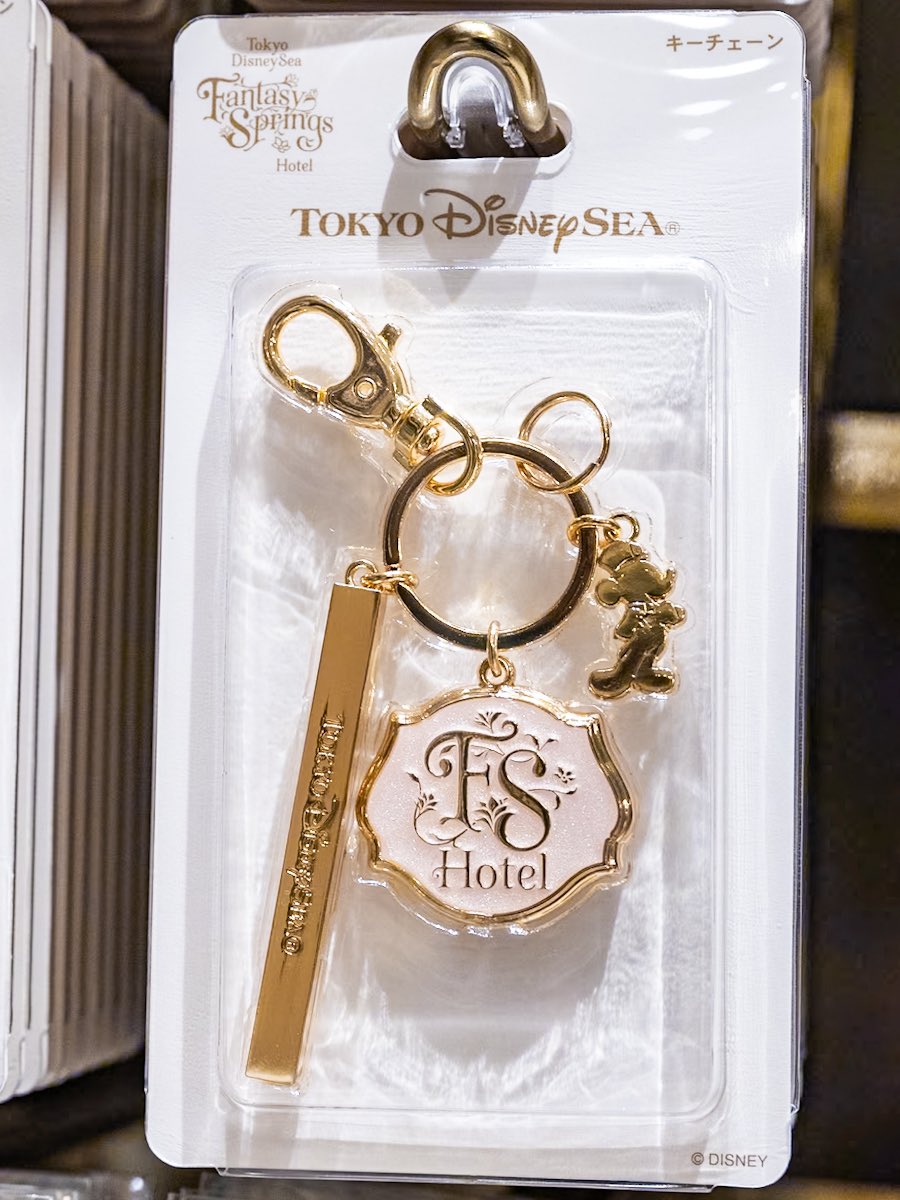 MezzoMikiD's tweet photo. 客室の壁画をモチーフにしたタペストリーも！
東京ディズニーシー・ファンタジースプリングスホテルをテーマにしたグッズ・お土産☆
https://t.co/5VvvY8oksK https://t.co/trU56yrO6y