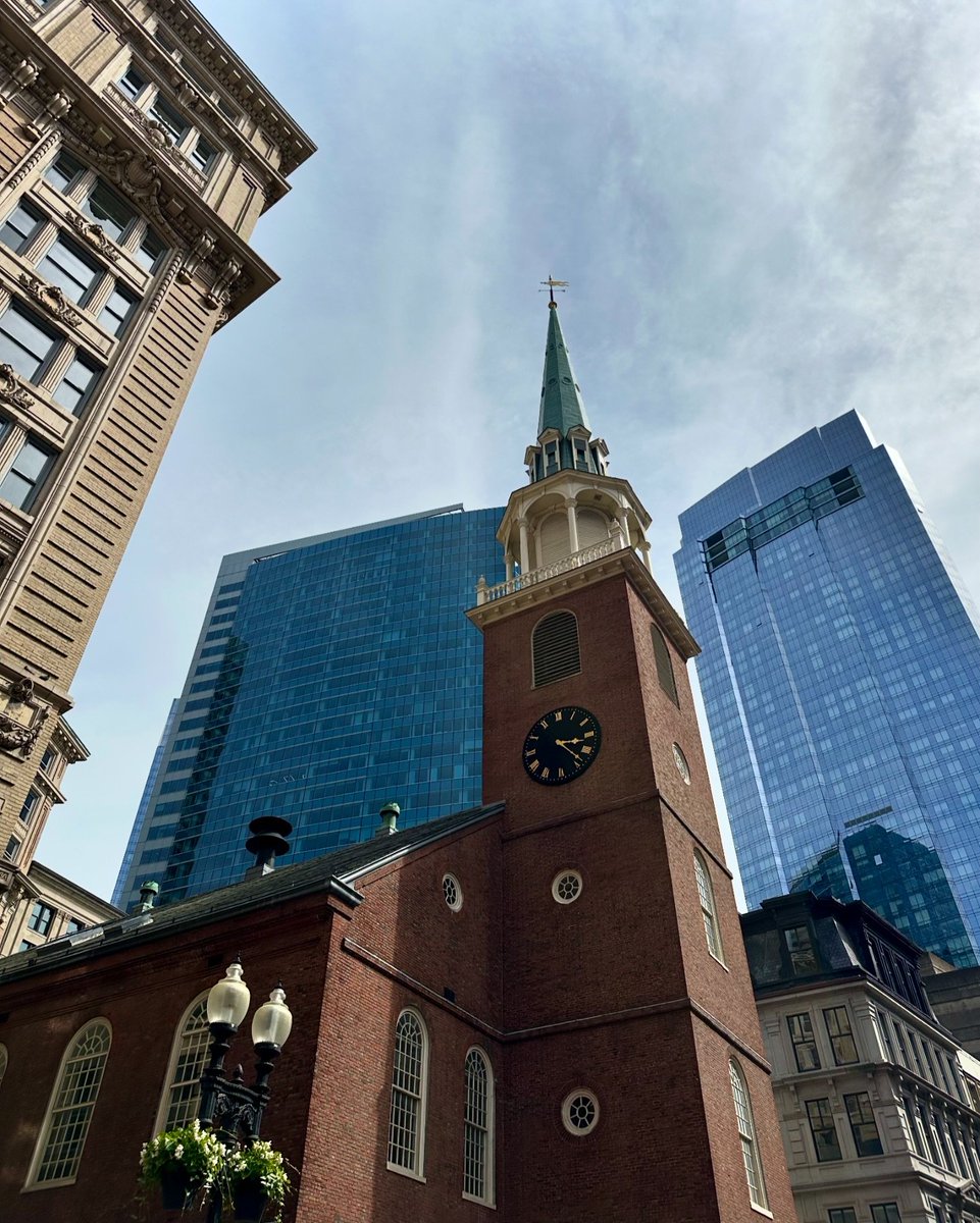 yes! ANOTHER mirror pic. why? whelp bc i couldn’t convince my go to photographers @ellierios_ <a href="/kaylayelensky/">Kaylayelensky</a> <a href="/alanna_jordan/">AJ</a> to move to boston with me. so until they visit, enjoy my reflection and how pretty this city is!