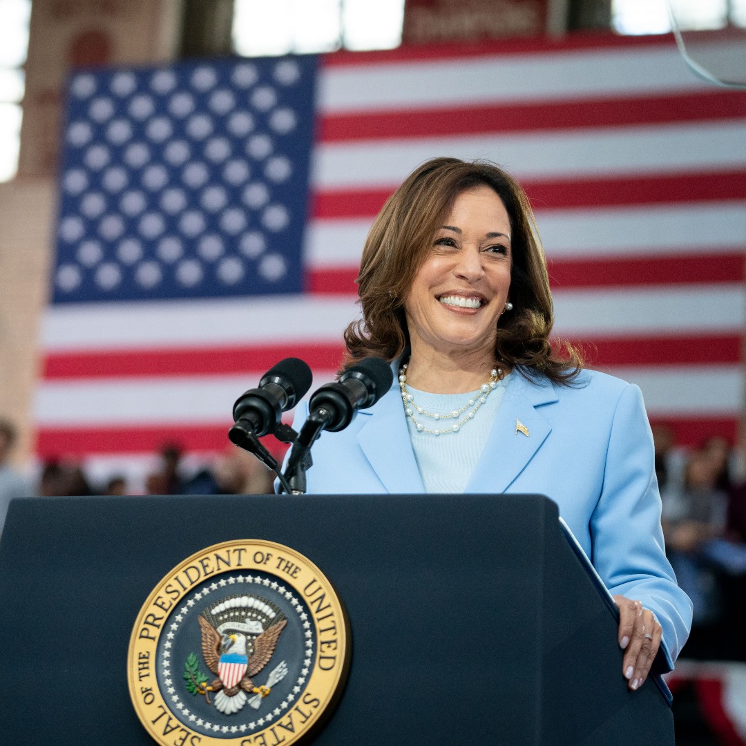 KamalaHarris's tweet image. .@JoeBiden and I are guided by a fundamental belief—we work for you. 

Not special interests. 
Not billionaires.
Not big corporations. 

The American people.
