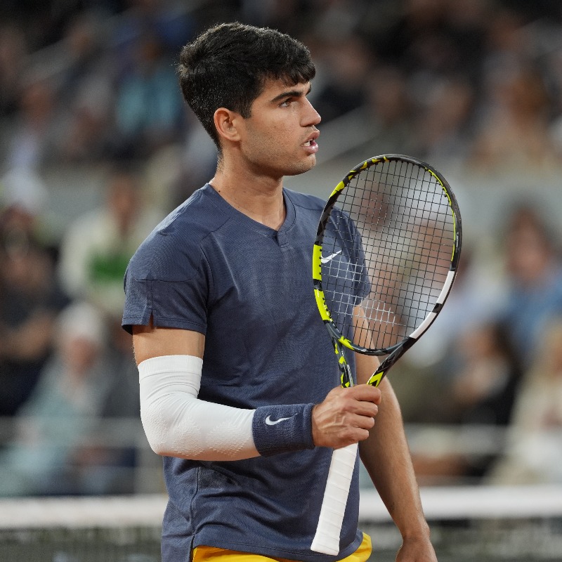 rolandgarros's tweet photo. Comme en 2023, Alcaraz a surclassé Tsitsipas en quarts de finale !

Il retrouvera vendredi Jannik Sinner pour une demi-finale qui s'annonce immense 🔥 #RolandGarros