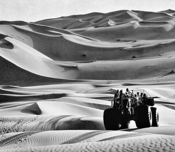 مجموعة من الموظفين السعوديين في ارامكو في مركبة خاصة مصممة لعبور الكثبان الرملية في الربع الخالي 1967 م
