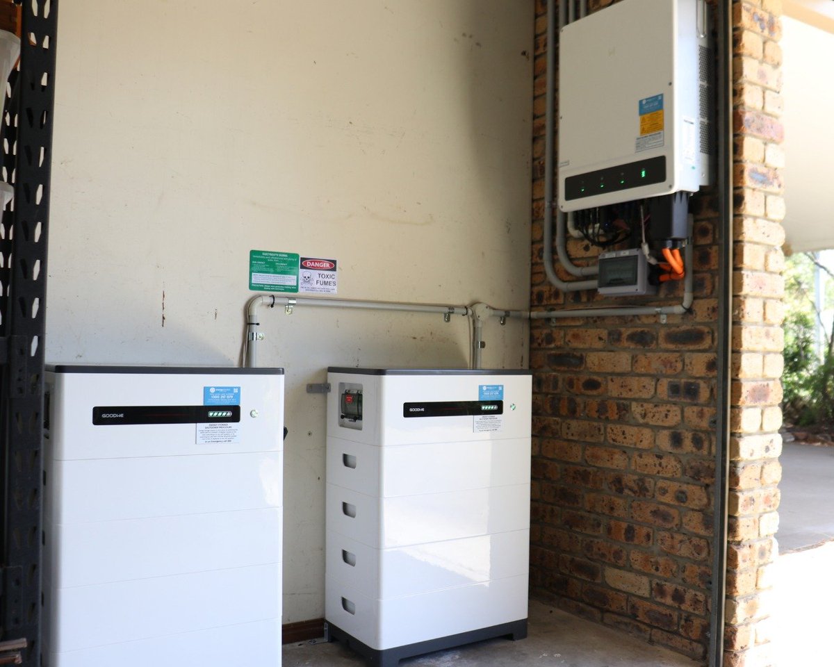 PVEnergyCentre's tweet photo. Exciting News!! 📷
Energy Solution Centre shines in Grand Designs Australia Magazine with GoodWe Australia and New Zealand!📷
Check out our solar mega system: 34.3kW of pure power, featuring a 20kW GoodWe Smart Hybrid inverter and two battery energy towers for a whopping 26kWh. https://t.co/xNMjNv47Ht
