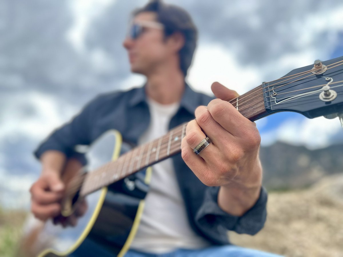 johnkingcountry's tweet photo. Been some amazing shows out west to kick off the tour.. to top it off the ol’ wedding band got an upgrade thanks to my friends @jewelrybyjohan ✨The $40 one I started out with had a lotta miles on it and I plan to put a million more on this one with my girl🤵🏻‍♂️👰🏼‍♀️ #putaringonit #ad https://t.co/iTNGbzUyKy