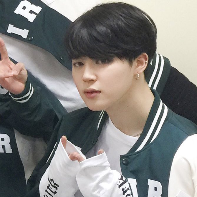 this is my first time ever seeing this picture and it's the most beautiful Jimin I've ever seen in my entire life !!!why has no one ever posted this before ?? and why am I only seeing it now ??? 🥵🥵🥵🥵🥵🥵