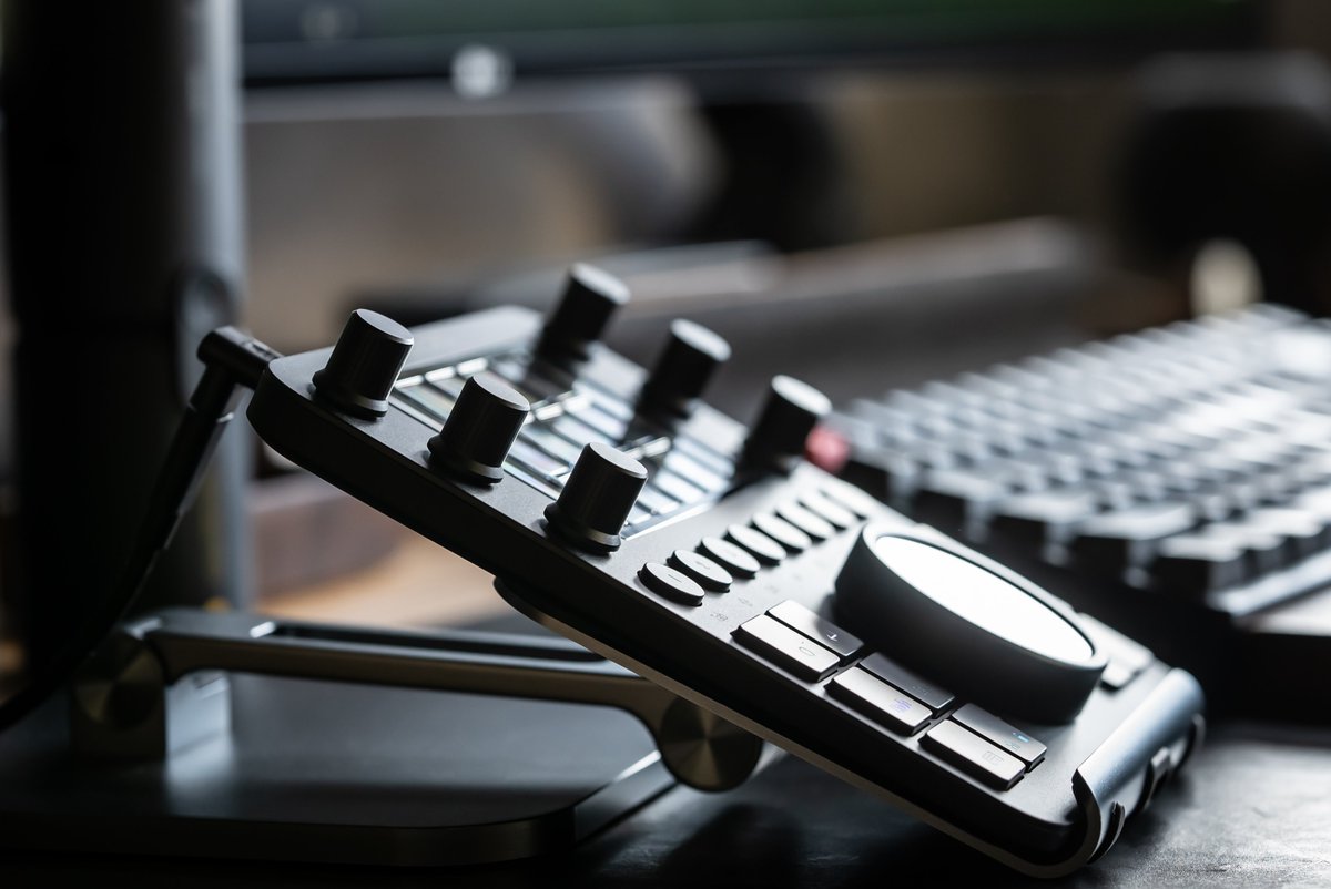 ガジェット大好き 逆光デスクガジェットの世界。良き。 #desksetup