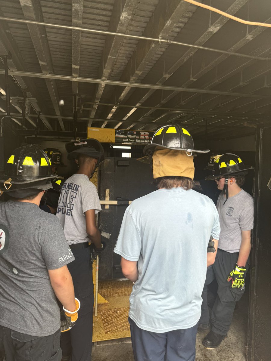 wcsCCTEks's tweet photo. Campers learned how to use hand tools and build a bird house and also how to complete a safe forcible entry! #Day2 #LeadwithFire
@CityOfFranklin @wcsCCTE @FranklinFire https://t.co/l4A4DTJ17F