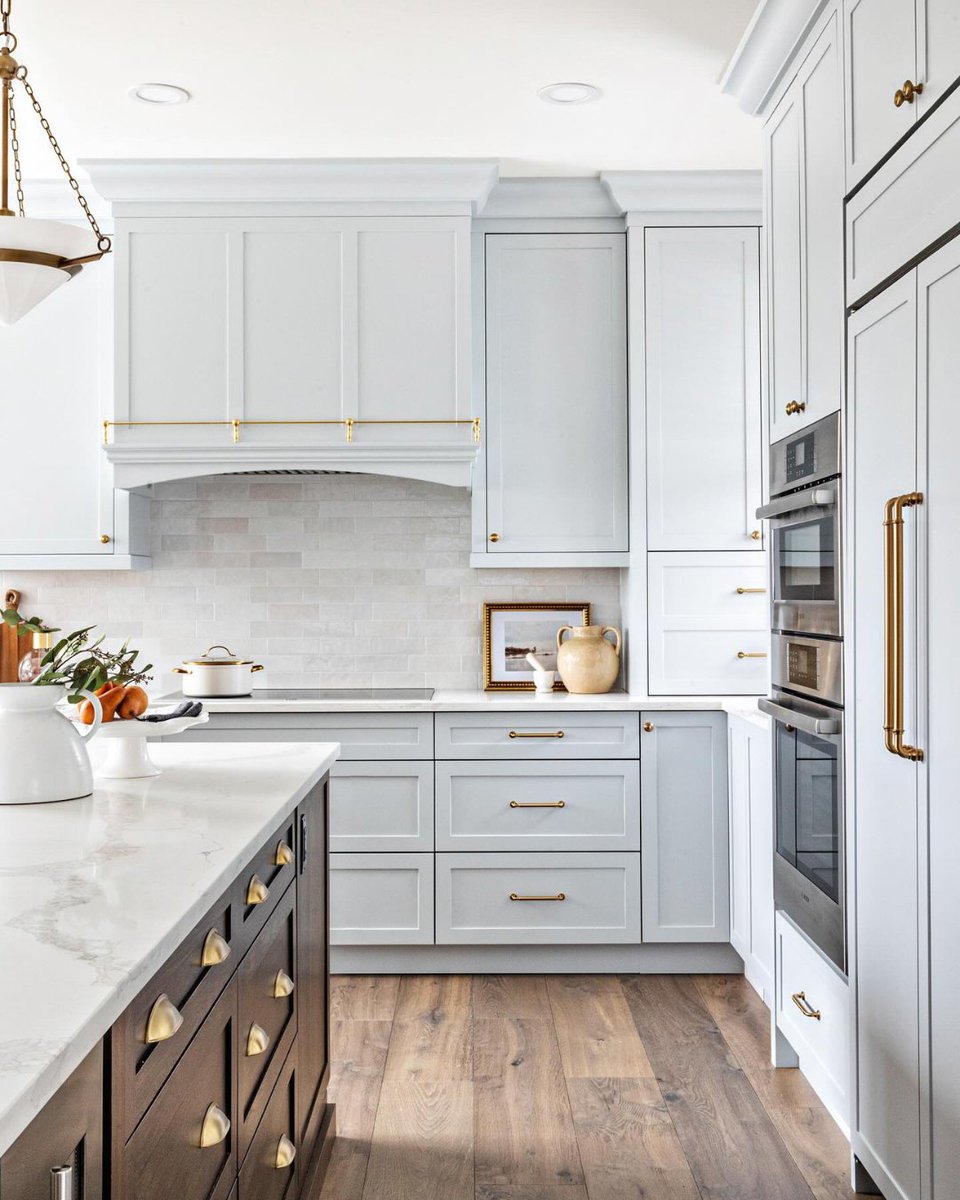 mkldesignstudio's tweet photo. Palette perfection in progress! 🎨 Dusty blues dance with deep browns in this kitchen reno, while gold accents add the perfect touch of glam✨
•
•
•
Builder &amp; Interiors: @koehndesign_livebeautiful
Design: @mkldesignstudio

#MKLDesignStudio #YYCDesign #DesignCollab #YYCLiving https://t.co/nXdiJdRPxr