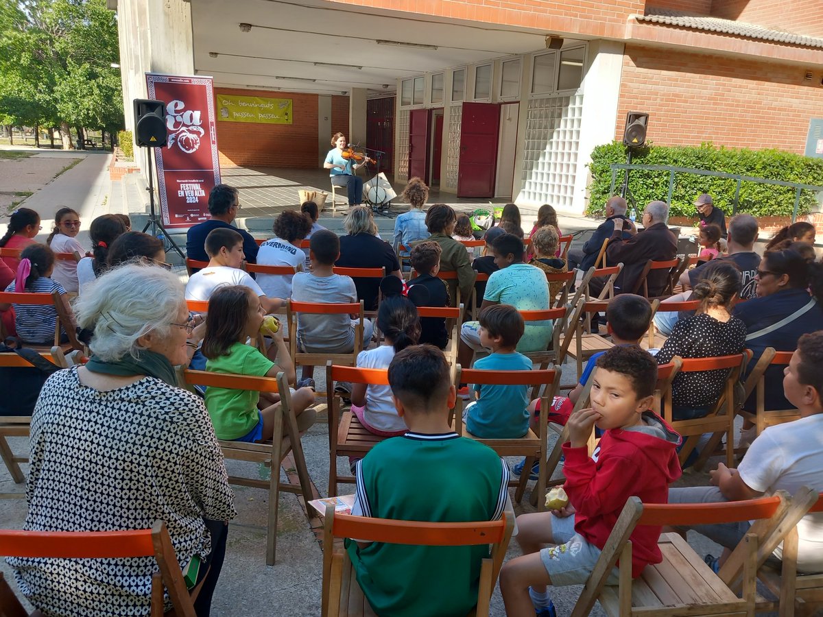 EscolaPauBoada's tweet photo. 🎻 I així ha estat que l'Anaïs Falcó ha fet acrobàcia amb la cançó i màgia amb la paraula.

Un plaer haver gaudit del do de l'artesania lingüística i musical @violinaire 

Gràcies @EvaFestival #enveualta https://t.co/09z6Xsc9UW