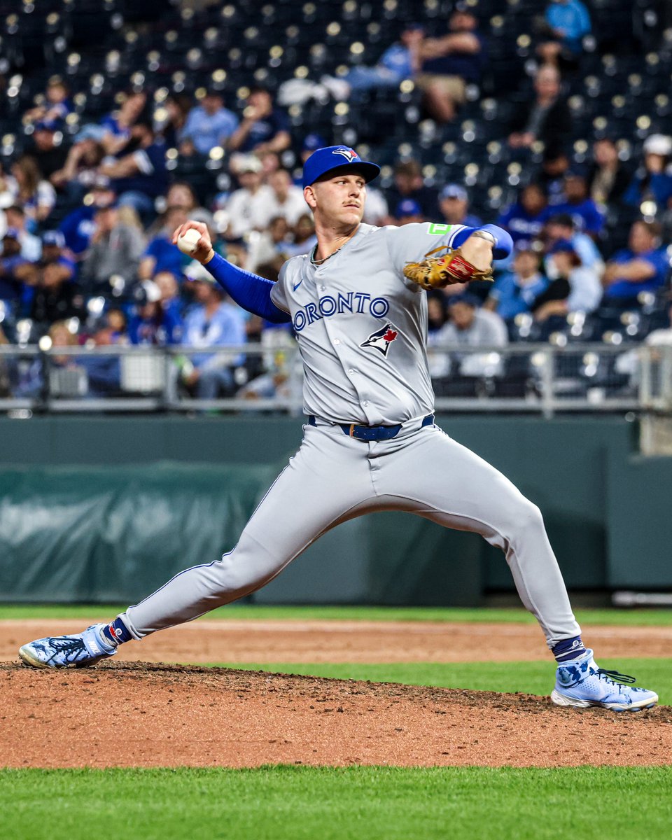 BlueJays's tweet photo. ROSTER MOVES: 

🔹 RHP Bowden Francis reinstated from the 15-day IL and will be active for tonight’s game 

🔹 RHP Ryan Burr optioned to Triple-A https://t.co/xoumpbT1yK