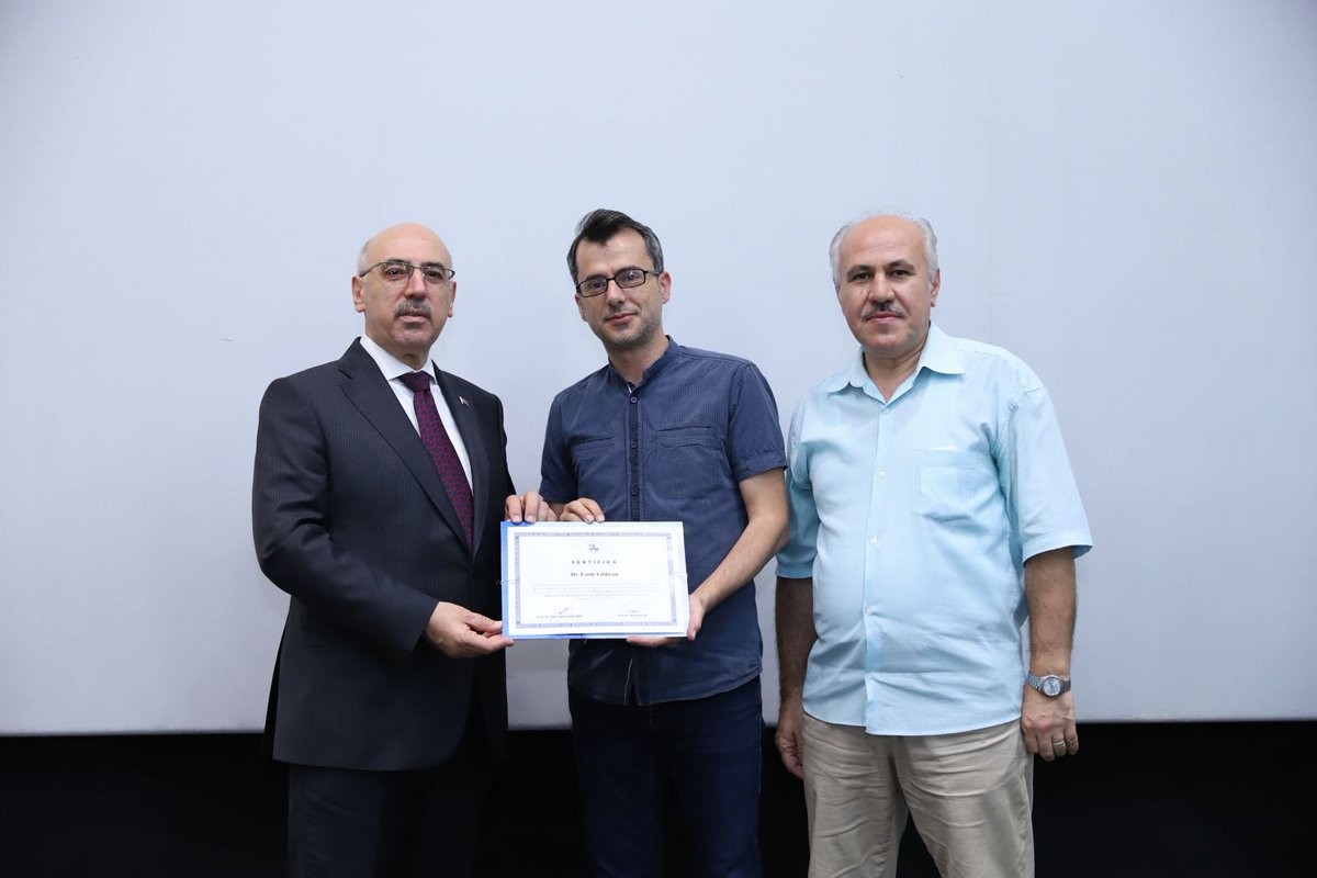 Öğretim Yetkinliklerini Geliştirme Sertifika Programını tamamlayan Araş. Gör. Dr. Fatih Yıldırım’a sertifikası Rektörümüz Prof. Dr. Mahmut Ak tarafından verildi. Törene Dekanımız Prof. Dr. Muammer Erbaş da katıldı.