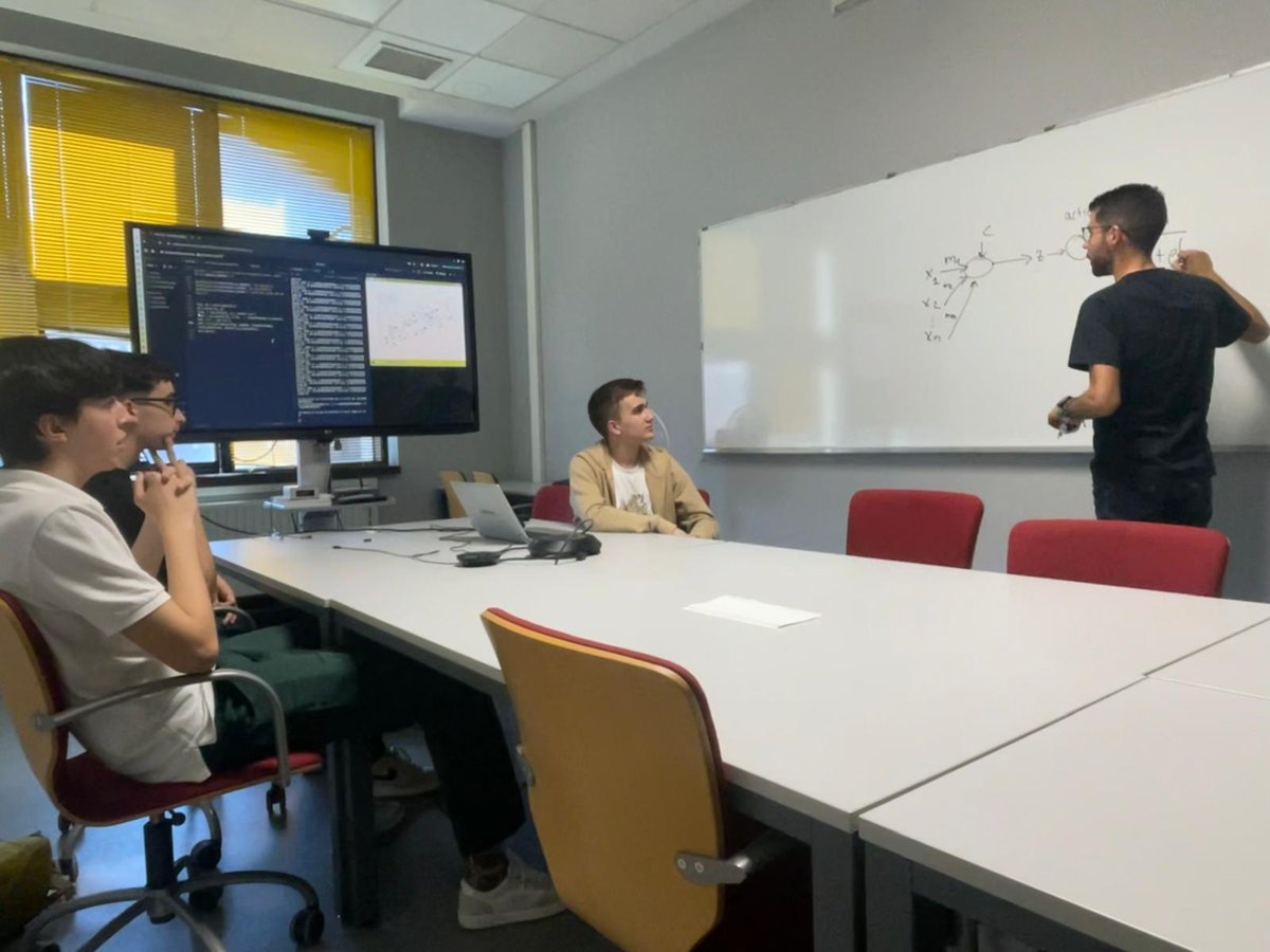 maristasourense's tweet photo. Los alumnos de 1º del Bachillerato Tecnológico STEM participan en su última reunión de control de este curso. Defendieron su propia implementación del algortimo de descenso de gradiente, ante el Dr. Hugo López Fernández  @eseiuvigo @uvigo 
#SomosMaristas #SomosSTEAM #STEMbach https://t.co/xeNPZ026jI