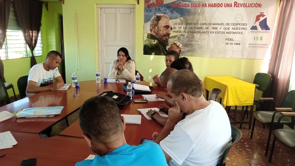 CNCTVGranma's tweet photo. La Primera Secretaria del Comité Provincial del #PCC en Granma @YudelkisOrtizB y la Gobernadora de la @YanetsyTerry, intercambiaron con la máxima dirección del municipio #Manzanillo, para concretar acciones para impulsar el desarrollo en el territorio.🇨🇺
#ProvinciaGranma https://t.co/SwyA93JqTV