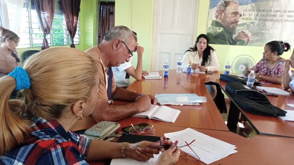 CNCTVGranma's tweet photo. La Primera Secretaria del Comité Provincial del #PCC en Granma @YudelkisOrtizB y la Gobernadora de la @YanetsyTerry, intercambiaron con la máxima dirección del municipio #Manzanillo, para concretar acciones para impulsar el desarrollo en el territorio.🇨🇺
#ProvinciaGranma https://t.co/SwyA93JqTV
